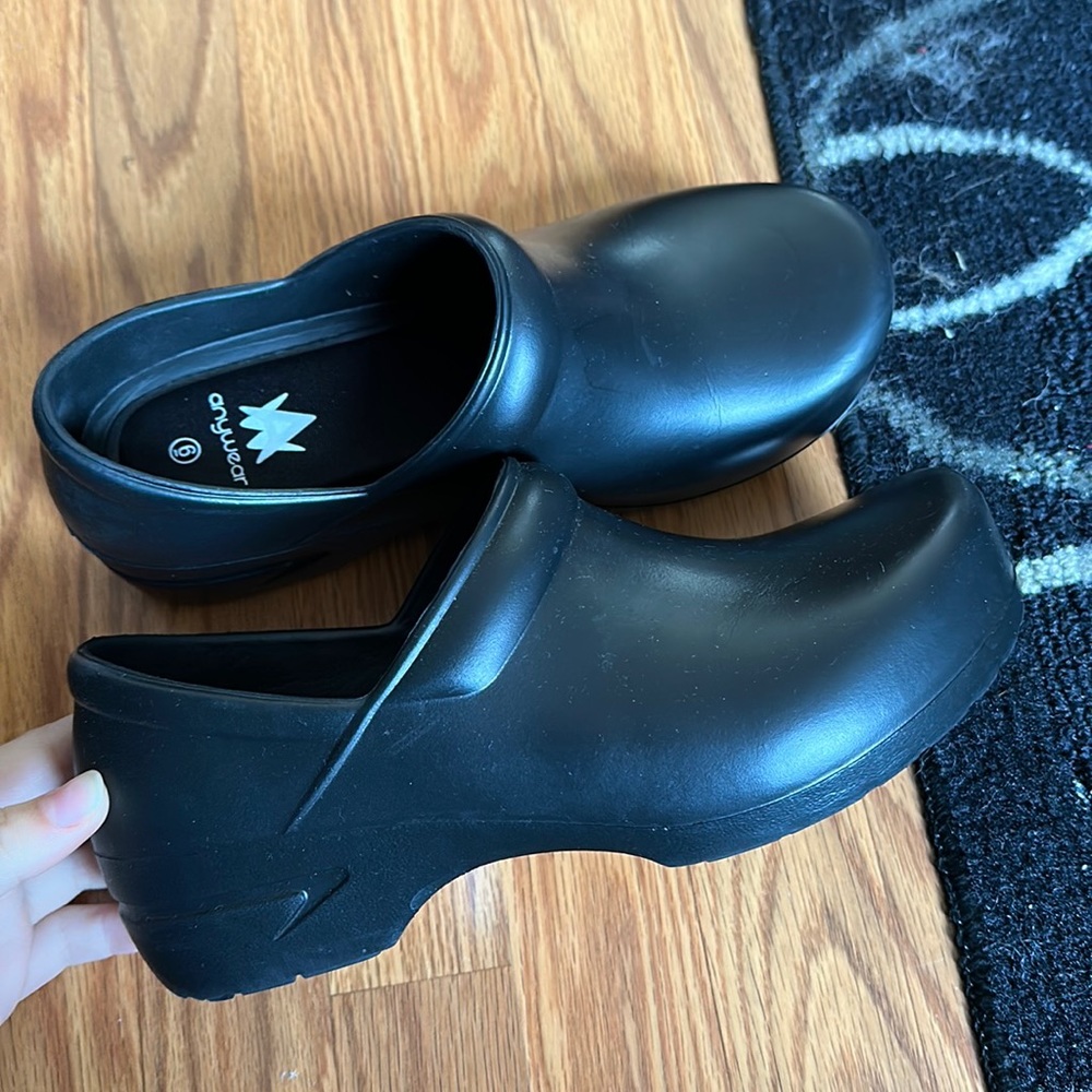 Black nursing shoes clogs